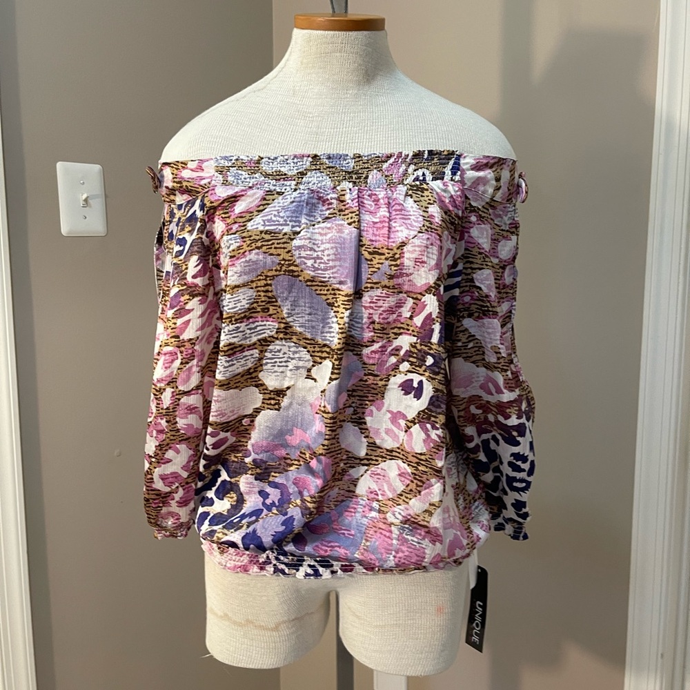Unique Spectrum NWT size medium top - can be worn on or off shoulders*